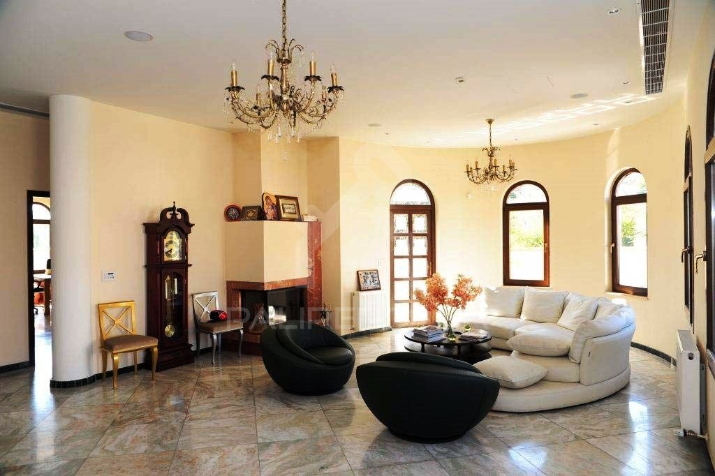 4-Bedroom Luxurious Villa in Platy Aglantzias